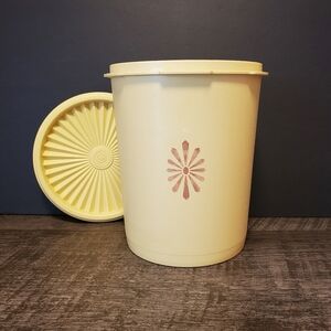 Vintage Tupperware Yellow Storage Container Starburst Lid #809-6